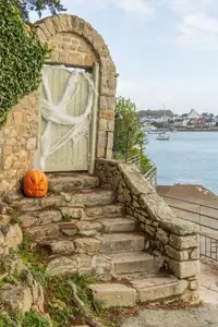 Halloween en bord de mer, citrouille et toile d'araignée sur le sentier cotier