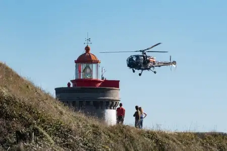 Hélicoptère de la marine nationale en exercice au-dessus du phare du Minou