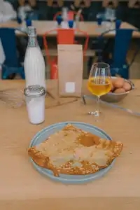 Une crêpe dessert accompagnée de son verre de cidre