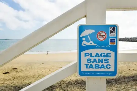Pancarte 'Plage sans tabac' en bord de mer