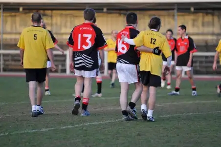 Accolade entre deux joueurs pendant un match de football gaélique