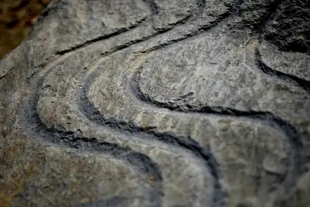 Essé, La Roche aux Fées, gros plan sur le dolmen