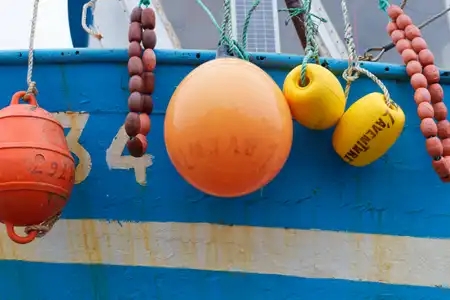 bouees de différentes formes et couleurs sur un bateau de pêche.