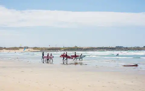 la Bretagne est sportive , spot de surf à la pointe de la Torche Plomeur