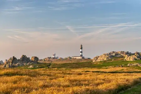 le phare du Creac'h à Ouessant dans la lande au levé du soleil