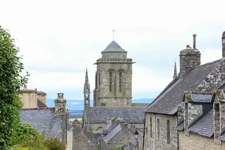 Vue du haut du village de Locronan, avec son clocher