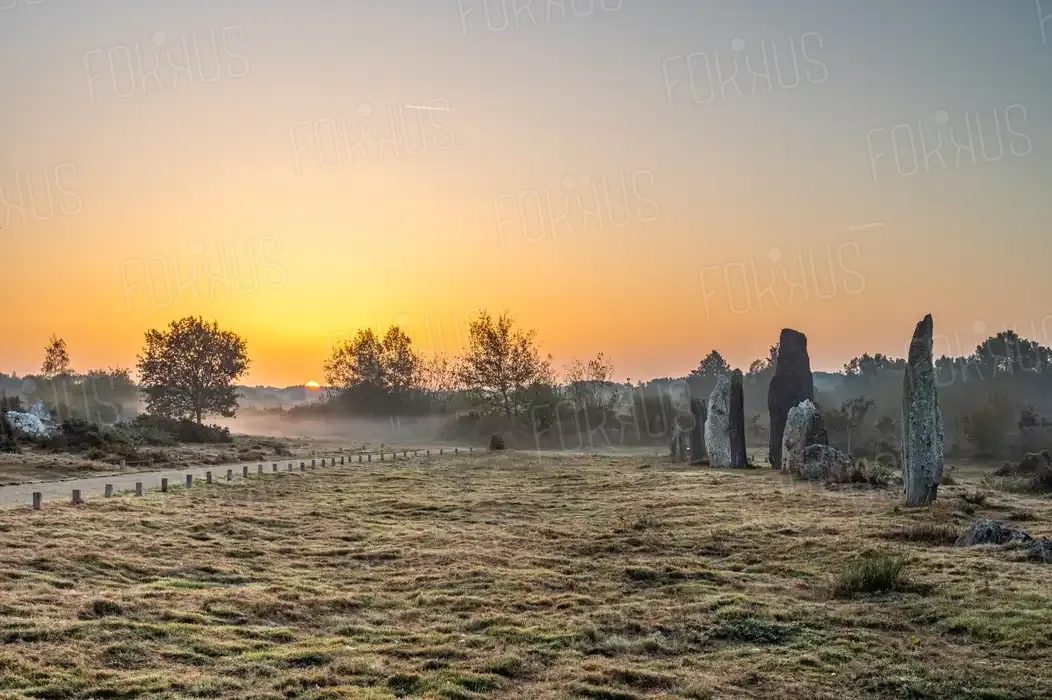 lever de soleil sur le site des mégalithes à Saint just