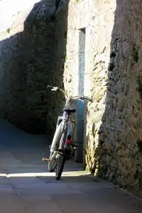 Vélo en attente sur l'île de Sein dans le Finistère.