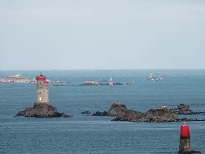 phare de la Croix dans l'estuaire du Trieux avec les balises et tourelles