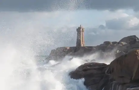 tempête sur la côte de granit rose, vague submergeant sur le phare de Ploumanac'h