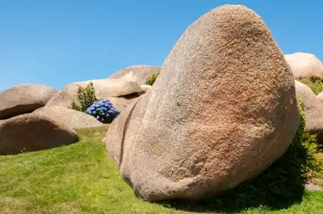 Énorme bloc de roche en granit rose érodé de forme ronde