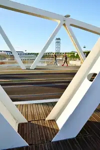 Vue sur le pont de Recouvrance, le téléphérique et les capucins à Brest