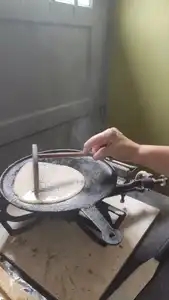 pâte étalée avec le rozell sur poêle en fonte