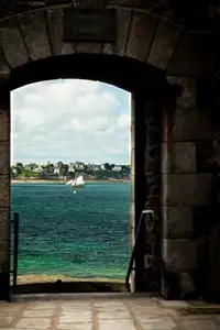 Bateau en baie de Saint-Malo