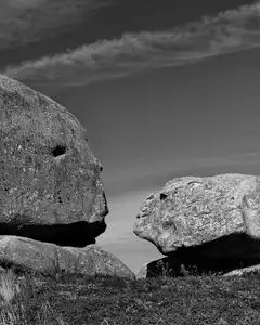2 rochers qui semblent se regarder sur le sentier des douaniers à ploumanac'h