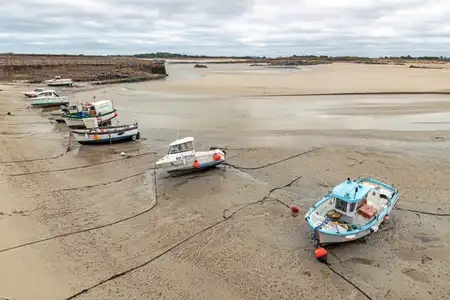 Bateaux de pêche échoués à marée basse