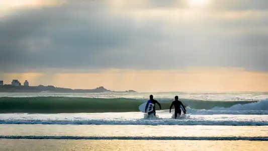 session surf au soleil couchant plage de Pors-Carn