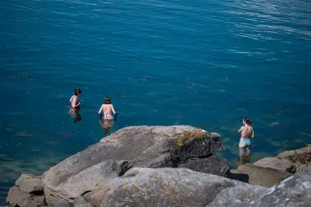 Trois jeunes filles qui se baignent a Concarneau