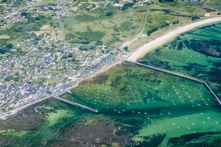 vue aérienne sur Kérity-Penmarc'h son port et ses plages