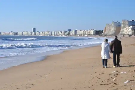 Couple en balade sur la plage