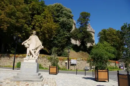 Statue de l'écrivain Chateaubriand devant son château