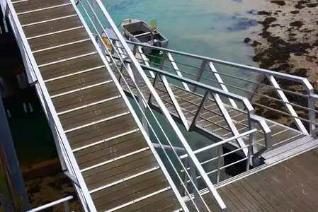Dinard, passerelle et escalier au port