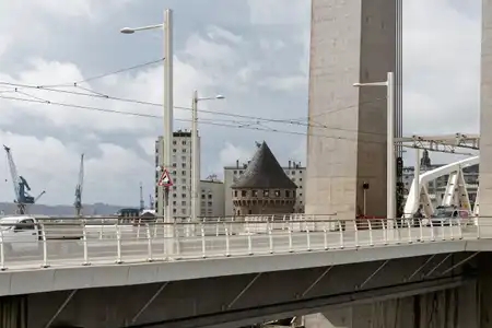 plusieurs époques à Brest , Le pont de recouvrance, grues, immeubles et tour Tanguy