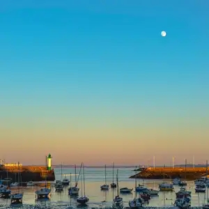 La lune au dessus du port de St-Quay-Portrieux au coucher de soleil