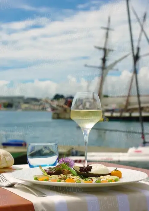 Déjeuner gastronomique avec vue sur le port