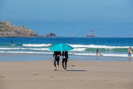 Touristes s'abritant du soleil à la baie des trépassés