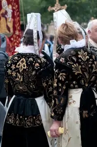 Femmes en coiffe et costume traditionnel brodé