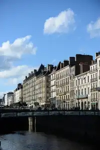 Rennes - ville et bâtiments anciens, pont sur la Vilaine