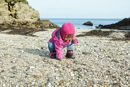 enfant joue sur la plage en hiver