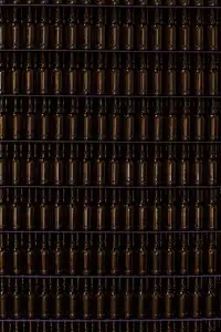 Mur de bouteilles de bière vides