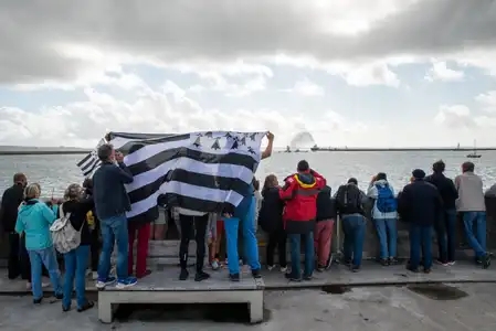 foule et drapeau breton à Brest