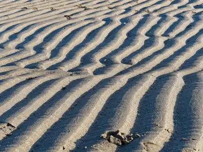 Ondulations de sable sur la plage. L'œuvre de la mer sur la plage, Image différente après chaque marée