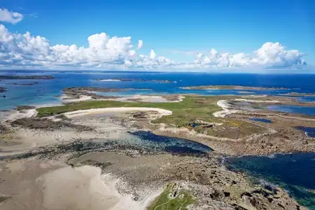 petites îles à marée basse avec des  plages de sable blanc et une eau turquoise