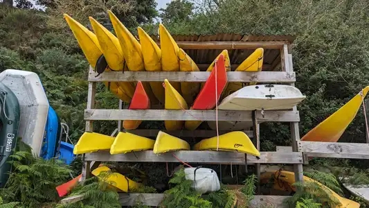 Canoës et barques colorées