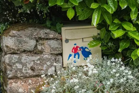 Petits bretons peints sur une boite aux lettres