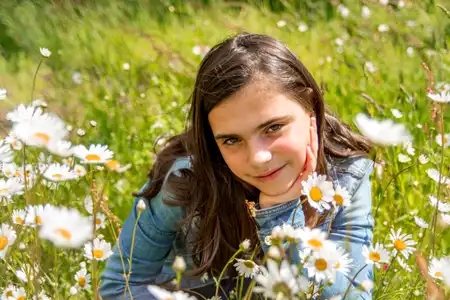 portrait de jeune fille au milieu des fleurs