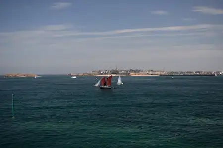 Dinard, vue Saint-Malo et voiles rouges