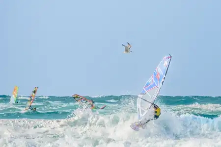 compétition de windsurf durant les wave games à la pointe de la Torche