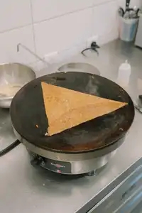 Une galette pliée en triangle sur une billig