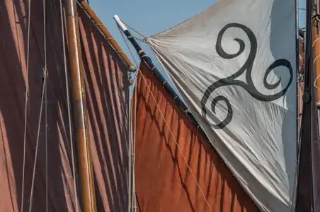Triskell sur une voile de bateau traditionnel