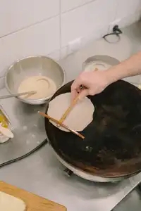 Etaler la pâte à crêpe sur un billig avec un rozell