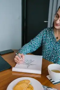 Une femme dessinant une hermine à son poste de travail