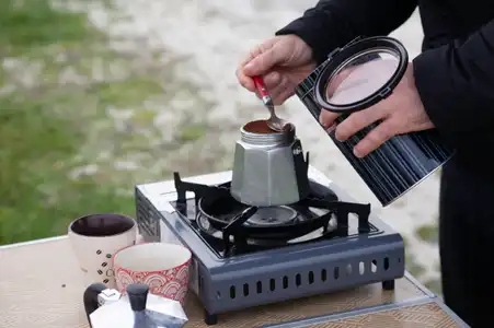 café en préparation sur table de pique-nique