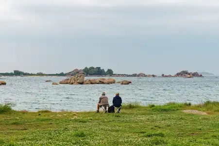 couple admirant la mer à Trégastel