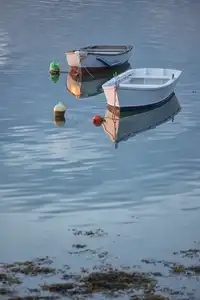 Canots se reflétant dans la mer