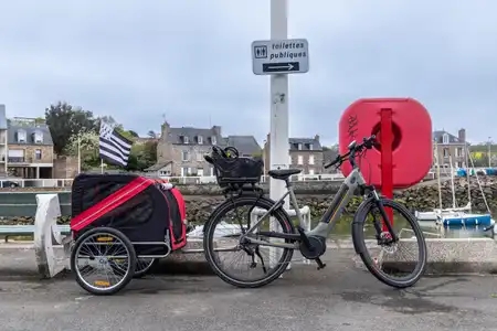 Vélo électrique avec drapeau breton a Dahouet